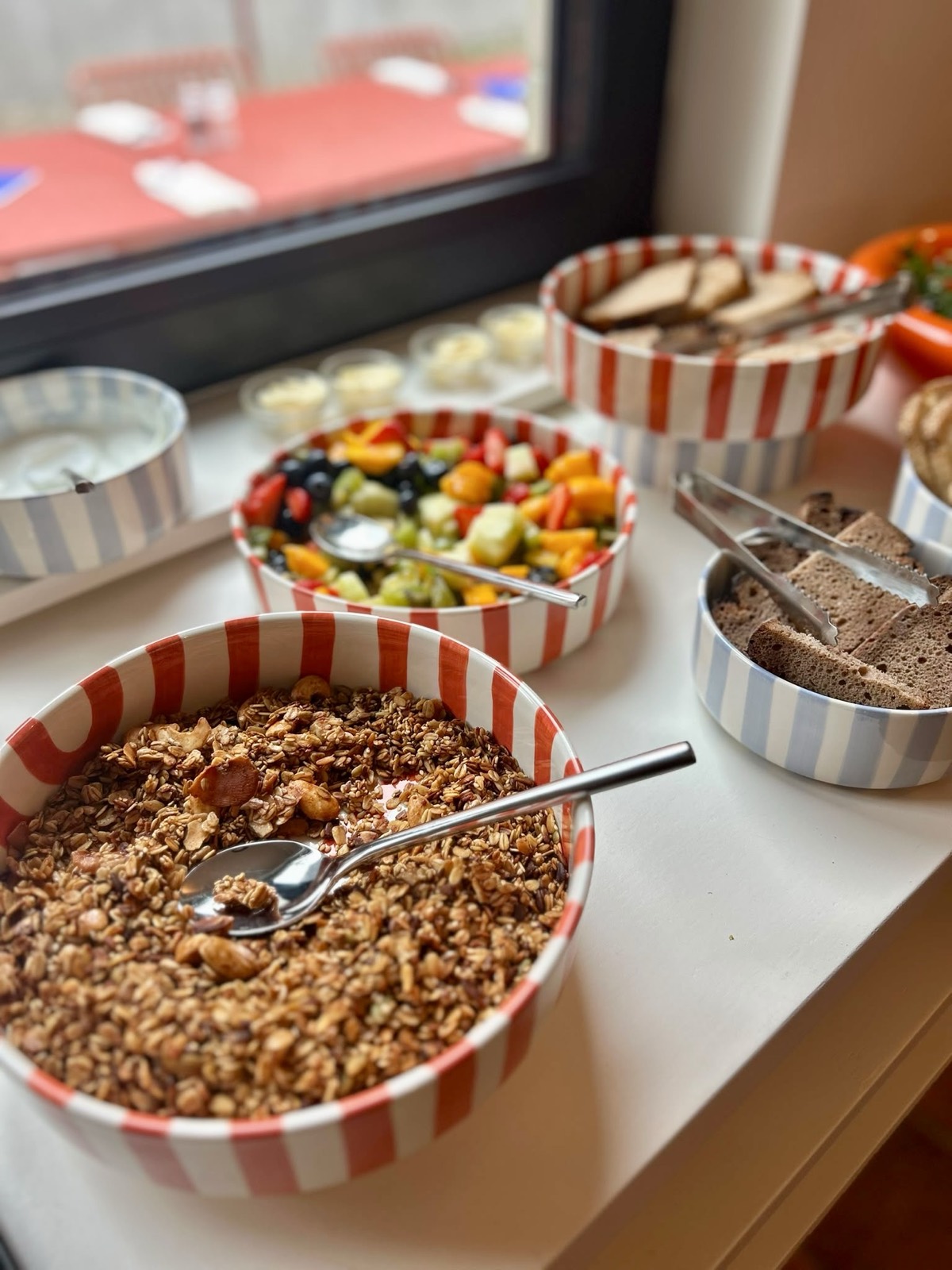 Buffet brunch — granola, salade de fruits, pains