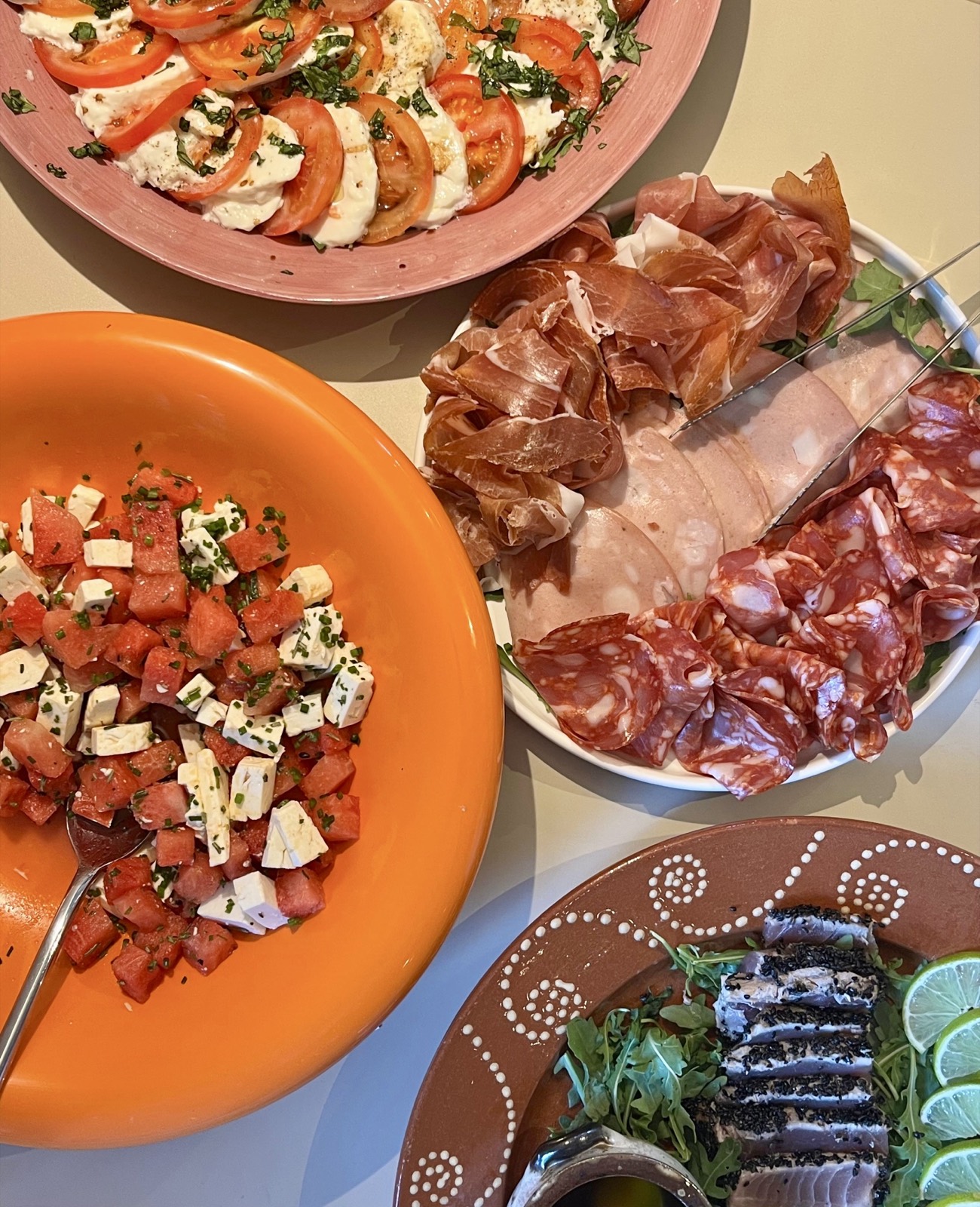 Buffet salé — caprese, charcuterie, thon