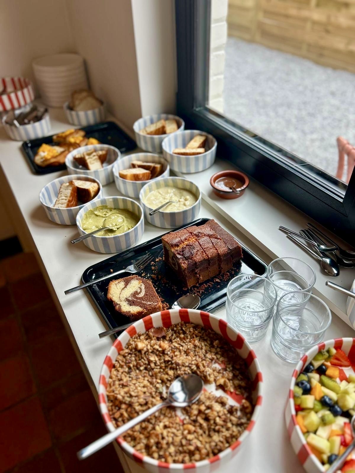 Buffet sucré — cakes, crèmes, granola